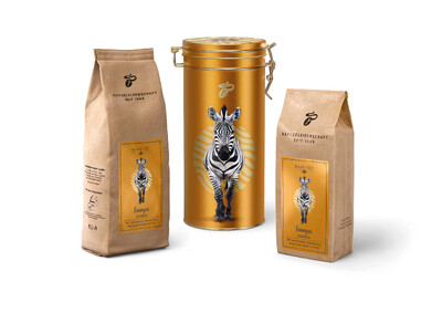 Goldene Kaffeedose und zwei Kaffeetüten mit Zebra
