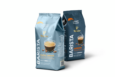 Zwei Tchibo Barista Kaffeepackungen vorne stehend