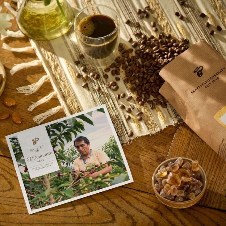 Kaffeeset mit Bohnen, Tasse, Gebäck und Postkarte