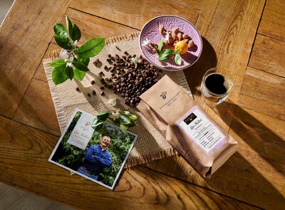 Kaffeebohnen, Kaffeepackung, Glas Kaffee auf Holztisch