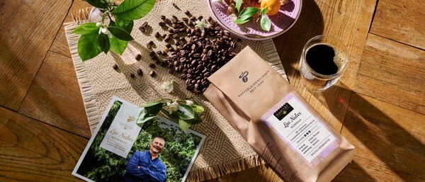 Kaffeebohnen, Kaffeepackung, Glas Kaffee auf Holztisch
