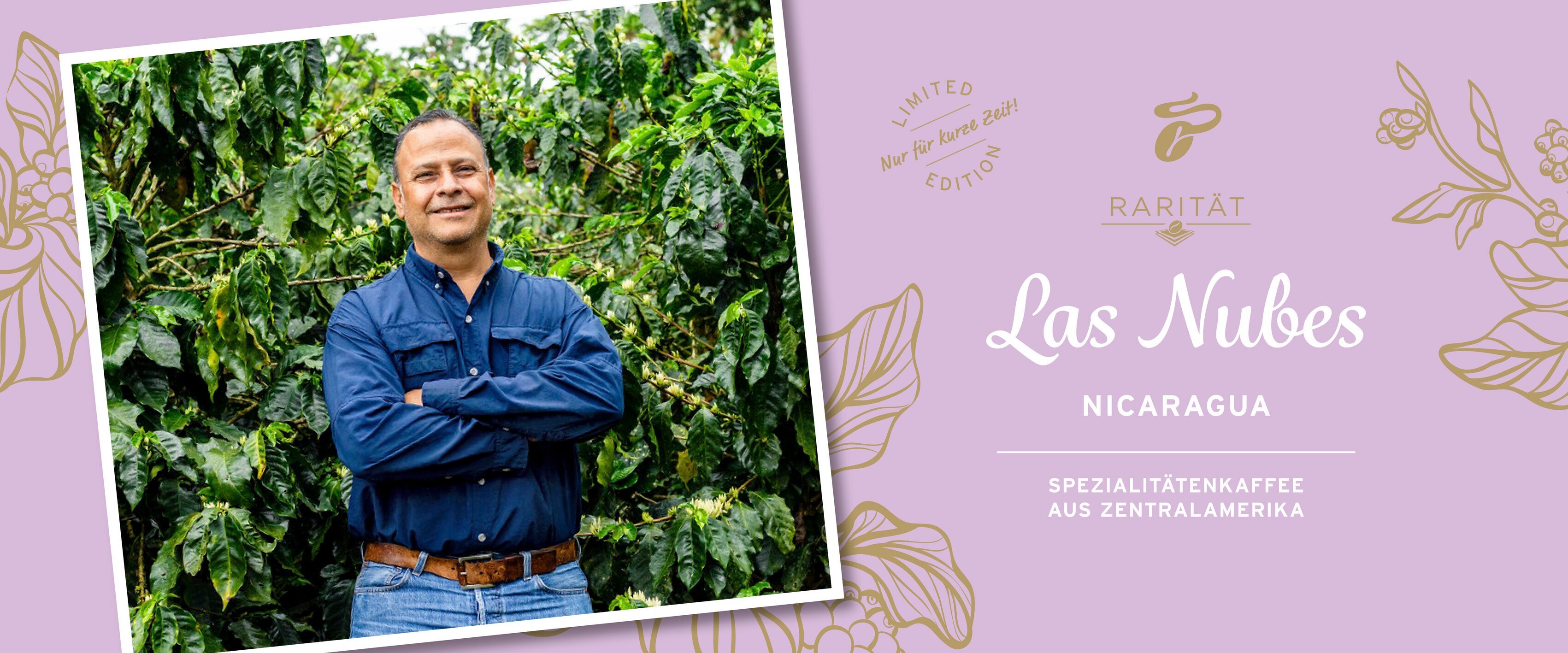 Kaffeefarmer vor Pflanzen, Text „Las Nubes Nicaragua“