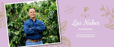 Kaffeefarmer vor Pflanzen, Text „Las Nubes Nicaragua“