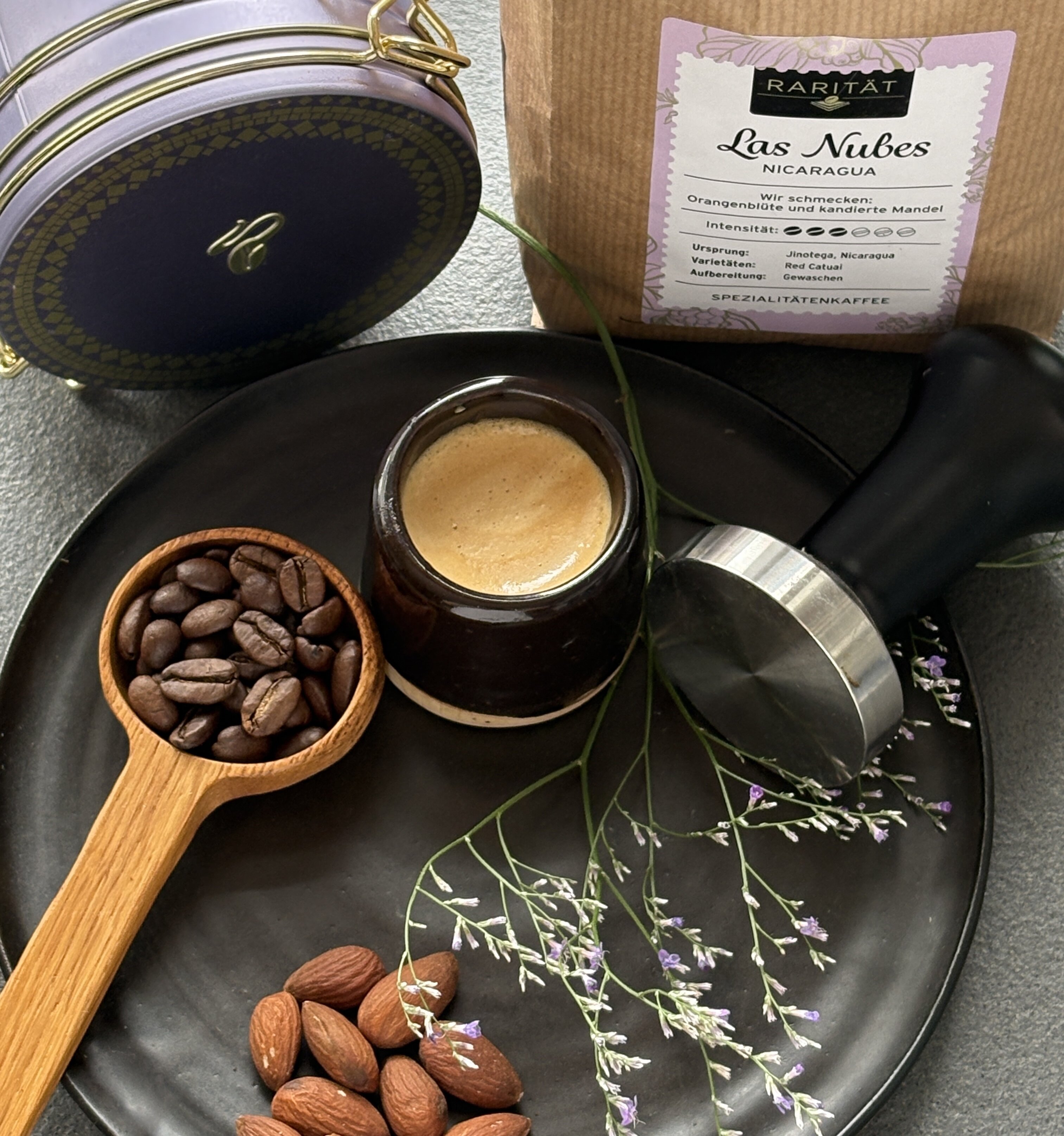 Espresso, Bohnen, Mandeln und Kaffezubehör