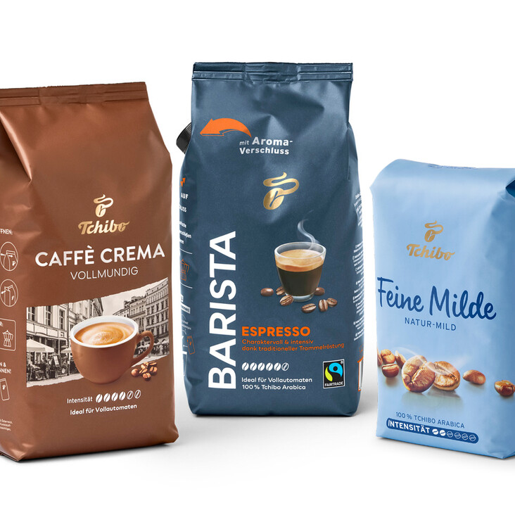 Drei Tchibo Kaffeepackungen nebeneinander