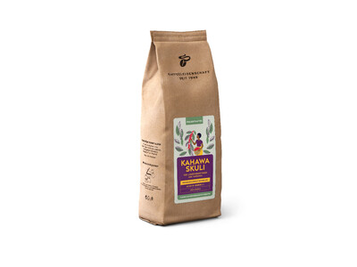 Braune Kaffeepackung „Kahawa Skuli“ auf Weiß