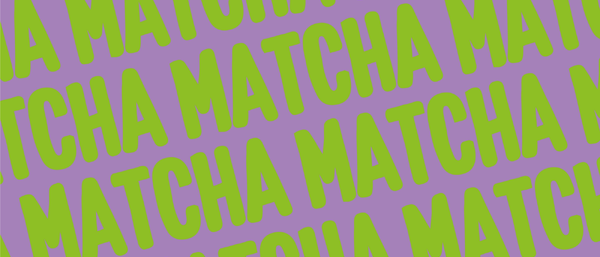 Neongrüner Schriftzug „MATCHA“ auf Rosa