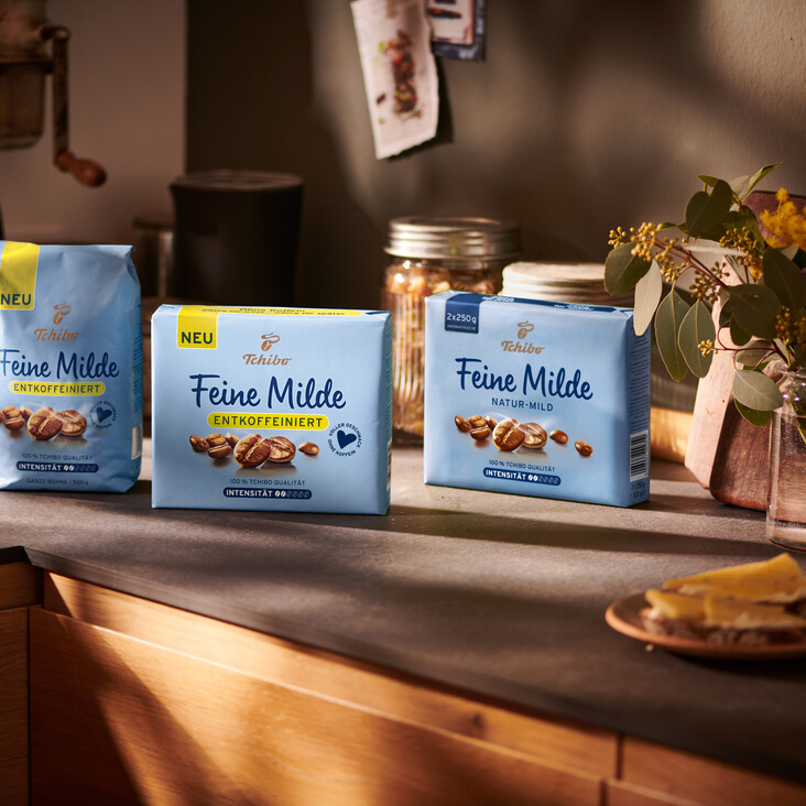 Drei Tchibo Feine Milde Kaffeepackungen auf Küchenarbeitsplatte