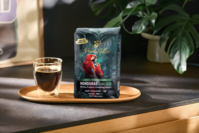 Kaffeepackung Honduras Limited neben Glas Kaffee