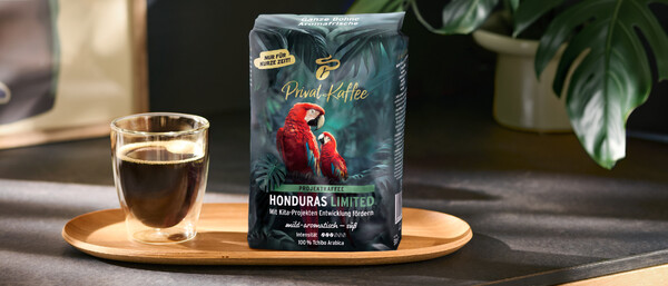 Kaffeepackung Honduras Limited neben Glas Kaffee