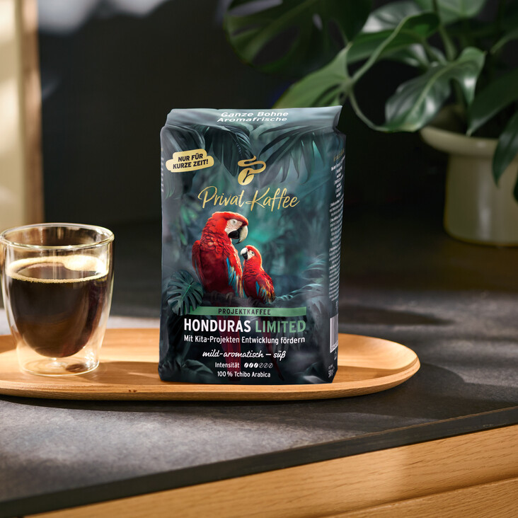 Kaffeepackung Honduras Limited neben Glas Kaffee