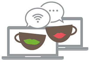 Zwei Laptops mit Kaffeetassen im Online-Chat