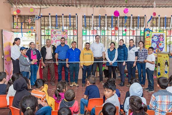 Eröffnung mit Banddurchschnitt vor Kindern