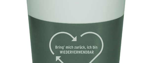 Grüner Mehrwegbecher mit Herz-Recycling-Symbol