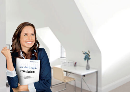 Frau hält Abschlusszeugnis im modernen Arbeitszimmer