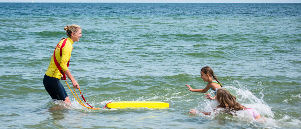 DLRG-Retterin hilft zwei Kindern im Meer