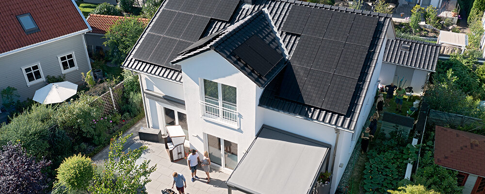 Modernes Haus mit Solardach und Garten
