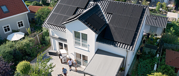 Modernes Haus mit Solardach und Garten