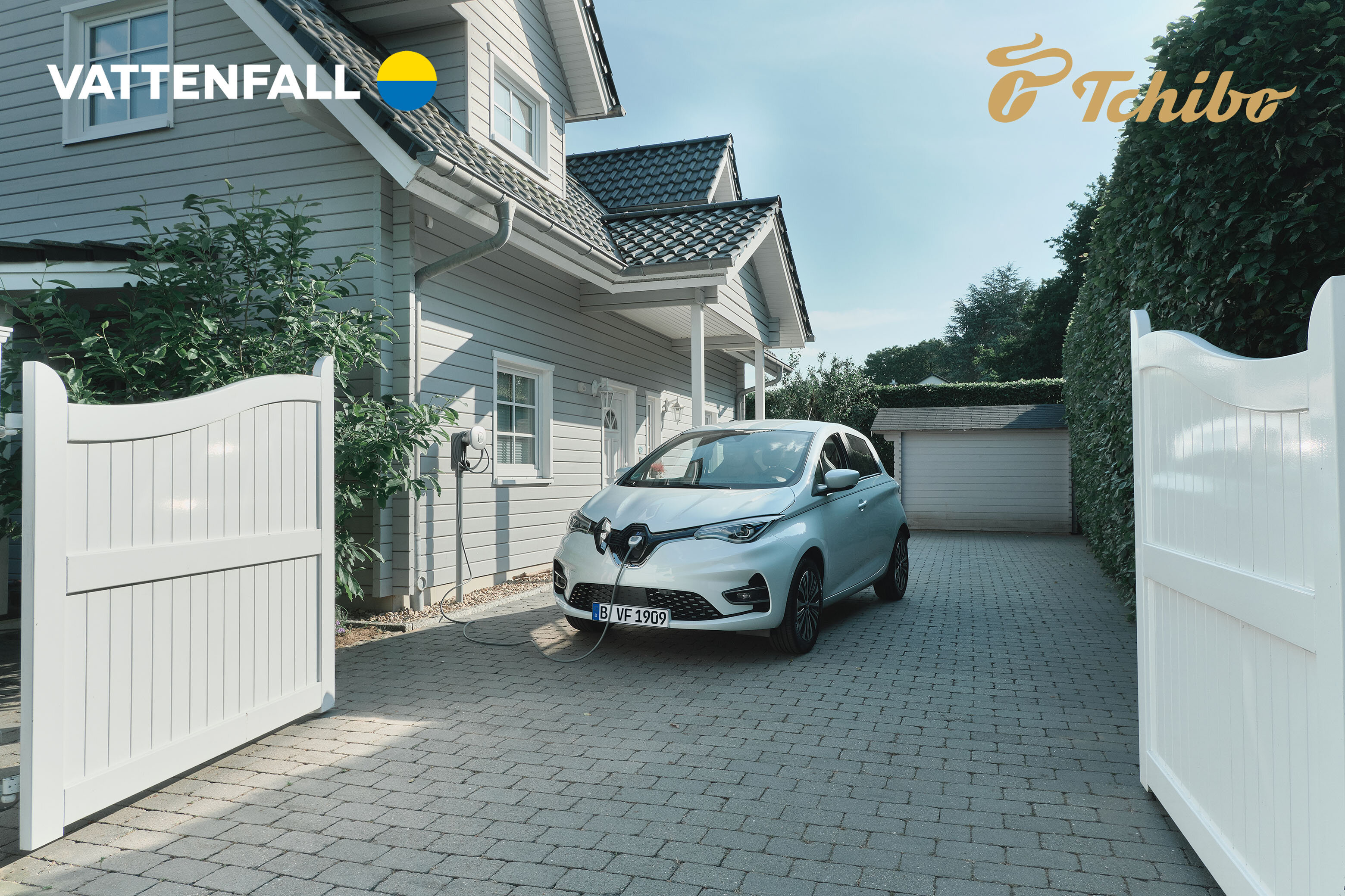 Elektroauto lädt vor Haus in Einfahrt