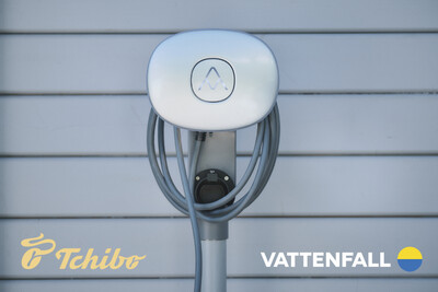 Weiße E-Ladestation mit Kabel vor Hauswand