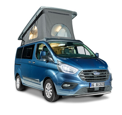 Blauer Ford-Campervan mit geöffnetem Aufstelldach