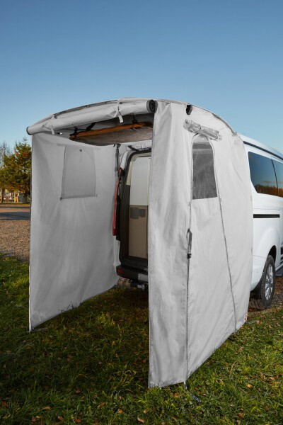 Weißes Duschzelt am Heck eines Campers