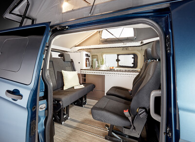 Innenraum eines ausgebauten Campervans