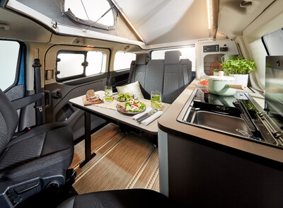 Gemütliche Campervan-Küche mit gedecktem Tisch