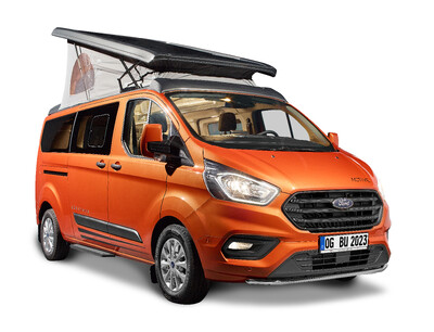 Oranger Campingbus mit geöffnetem Aufstelldach