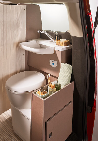 Kompaktes Wohnmobilbad mit WC, Waschbecken, Utensilien