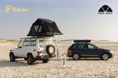 Zwei Autos am Strand mit Dachzelt und Leiter