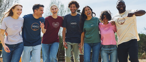 Gruppe junger Menschen mit HOOD-T-Shirts draußen