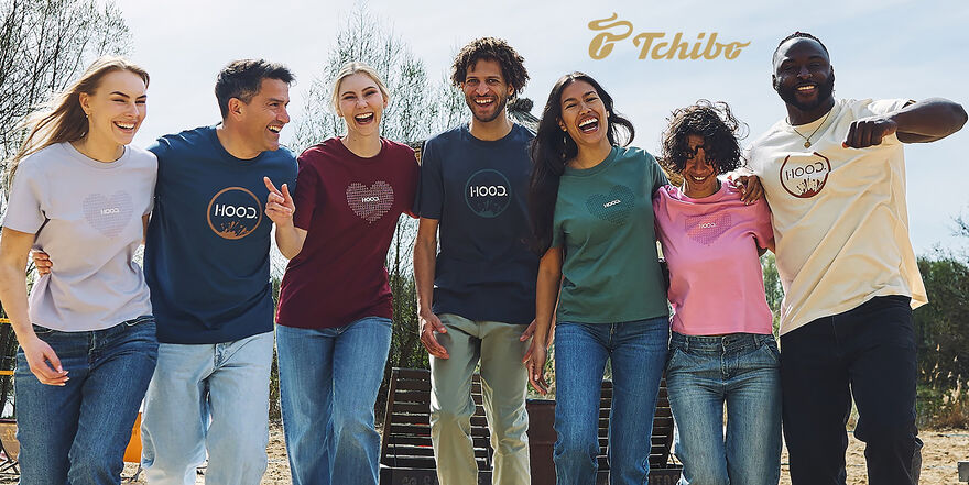 Gruppe junger Leute in HOOD-T-Shirts draußen