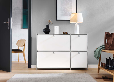 Heller Flur mit weißem Sideboard und Tischlampe