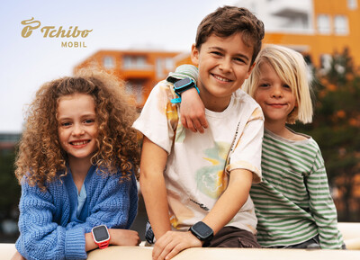 Drei Kinder tragen bunte Smartwatches draußen