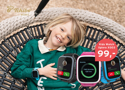 Kind schaukelt, trägt bunte Kinder-Smartwatch