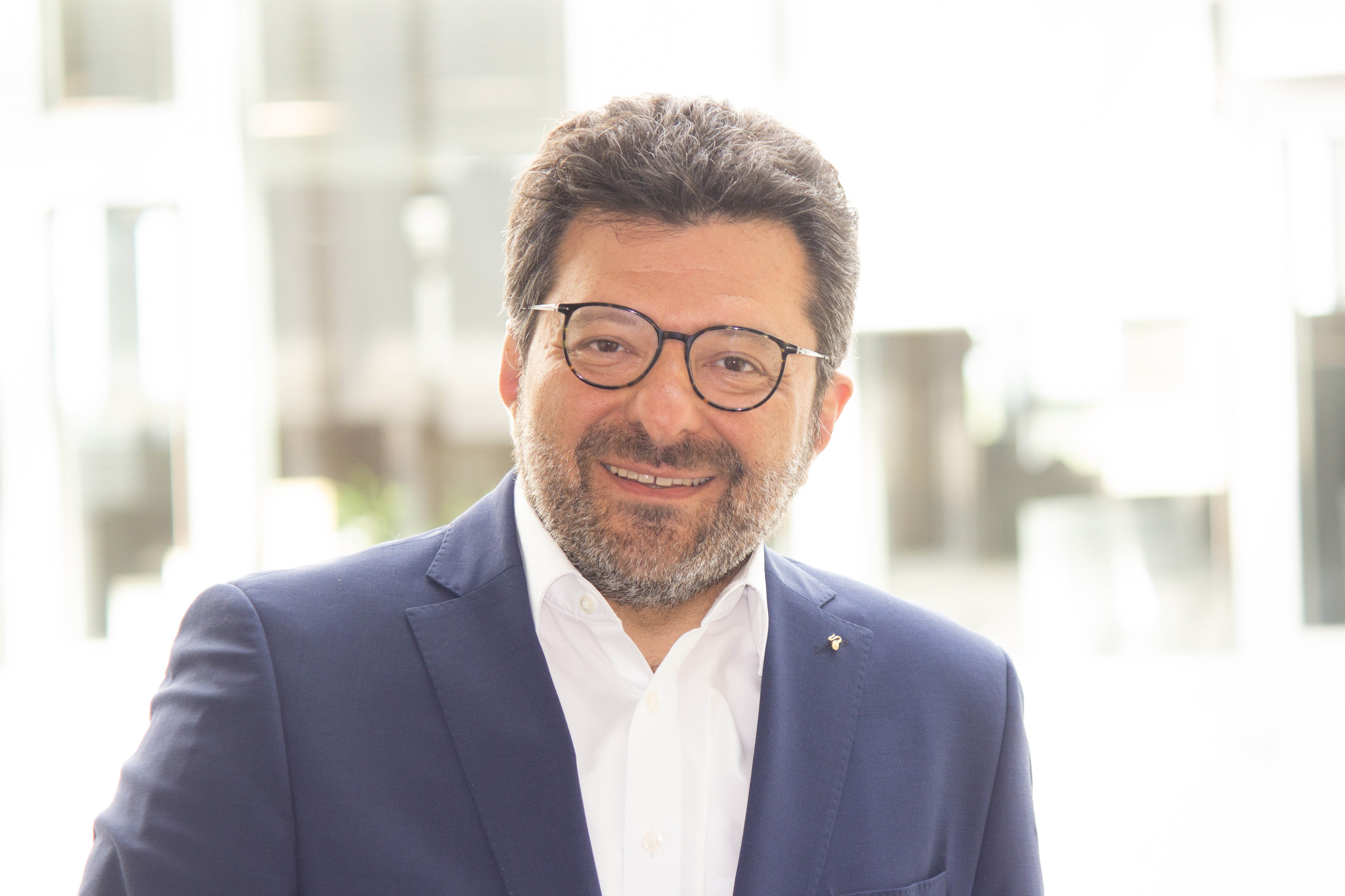 Mann im blauen Anzug, Gesicht verpixelt