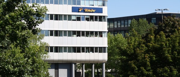 Tchibo-Bürogebäude hinter Bäumen