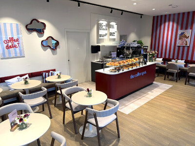 Modernes Café mit Theke und kleinen Tischen
