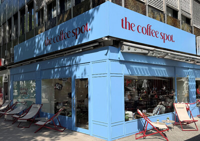 Blaues Straßencafé mit Liegestühlen vor den Fenstern
