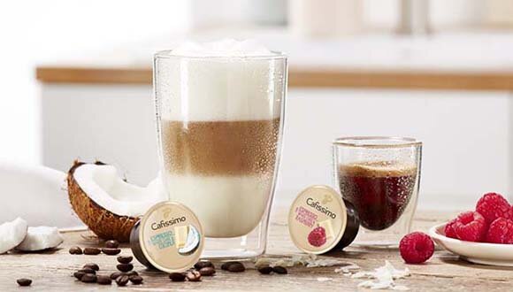 Latte Macchiato, Espresso, Kaffeekapseln und Früchte