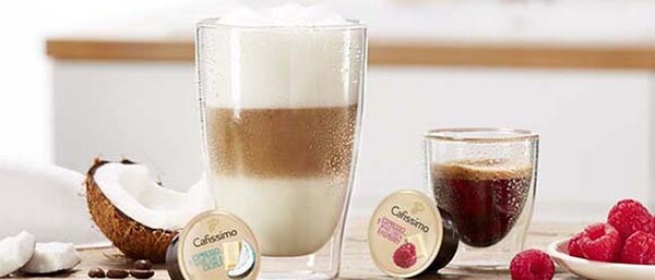 Latte Macchiato, Espresso, Kaffeekapseln und Früchte