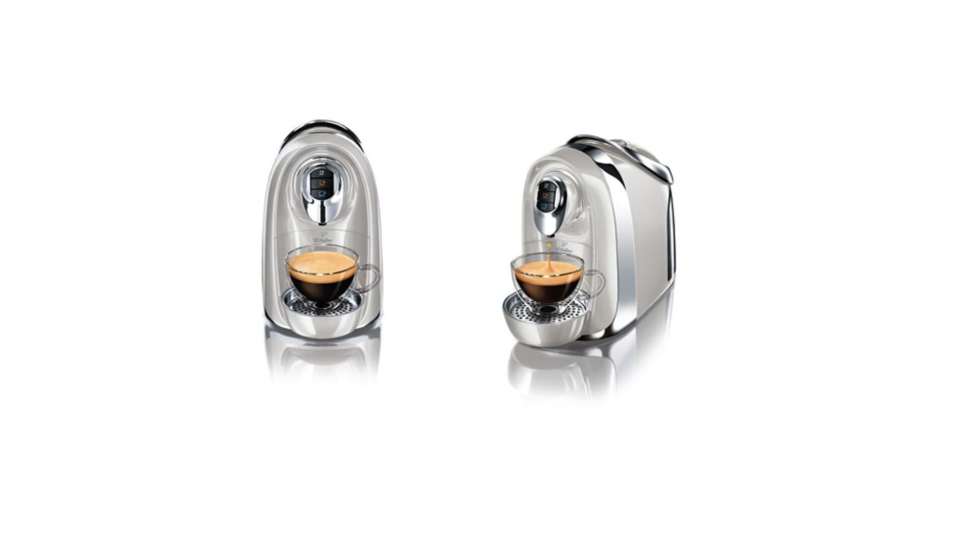Zwei silberne Kaffeekapselmaschinen mit Espresso