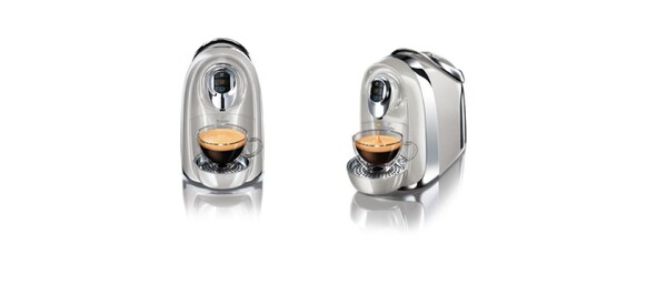 Zwei silberne Kaffeekapselmaschinen mit Espresso