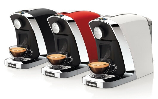 Drei Espressomaschinen in Schwarz, Rot und Weiß