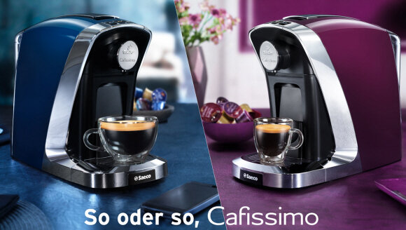 Zwei bunte Kapselmaschinen mit Espresso