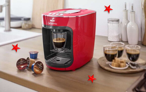 Rote Kaffeekapselmaschine mit Espresso und Kapseln