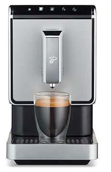 Moderne silberne Kaffeemaschine mit Espresso-Tasse