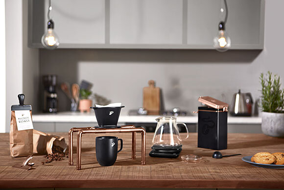 Kaffeezubehör auf Holztisch in moderner Küche