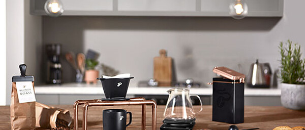 Kaffeezubehör auf Holztisch in moderner Küche